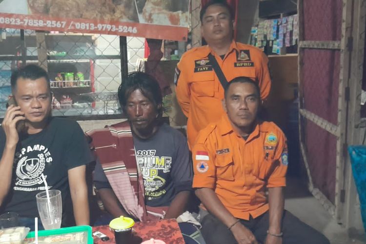 Rusmanto (45) menyandang sarung, nelayan dari Jakarta Utara yang hanyut empat hari dan ditemukan nelayan di Pantai Rebo, Bangka, Minggu (10/9/2023).