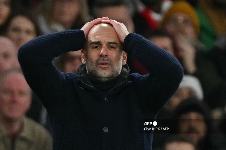 Ekspresi Pep Guardiola kala mendampingi anak asuhnya dalam laga pekan ke-24 Liga Inggris 2024-2025 antara Arsenal vs Man City di Stadion Emirates pada 2 Februari 2025. (Photo by Glyn KIRK / AFP)