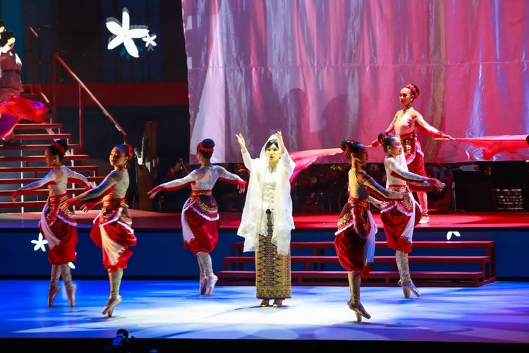 Penyanyi Isyana Sarasvati tampil seperti Fatmawati dengan balutan songket, kebaya putih dan selendang putih layakn rancangan Era Soekamto. 