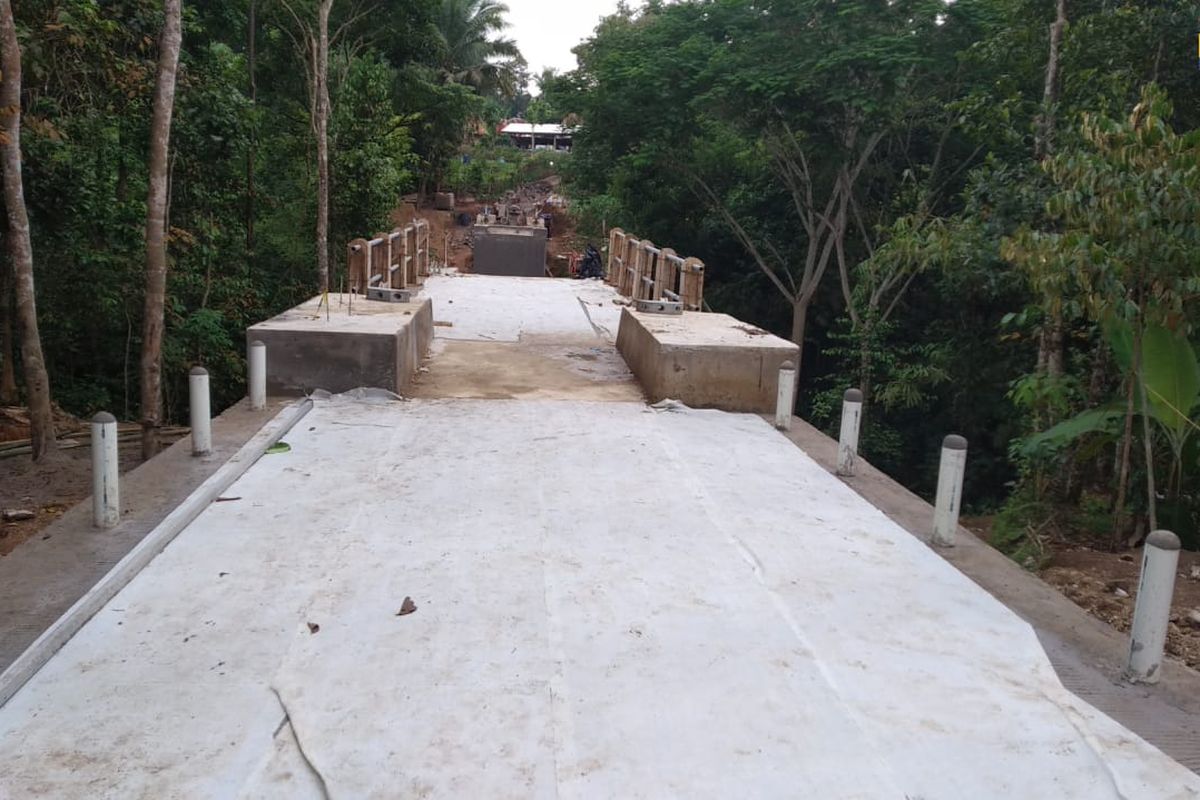 Jembatan Gantung Mekar Baru di Banten.