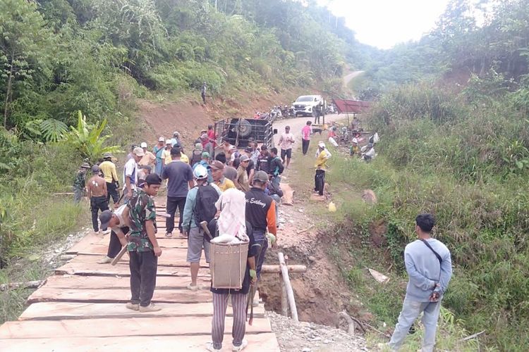 Masyarakat perbatasan Indonesia-Malaysia gotong-royong memperbaiki salah satu jembatan rusak di Desa Luruh Tembawang, Kecamatan Entikong, Kabupaten Sanggau, Kalbar, beberapa waktu lalu. (dok Pribadi)