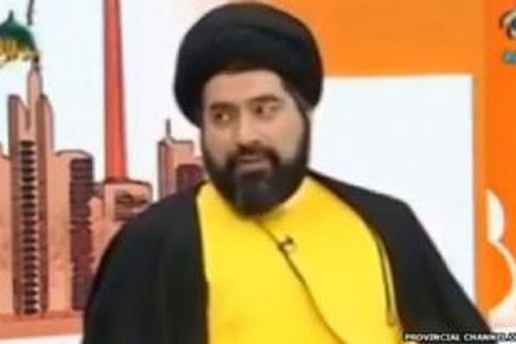 Ulama Hoseyn Khademian tampil di TV memakai kemeja dan sepatu kuning, dan bahkan jam berwarna kuning. 