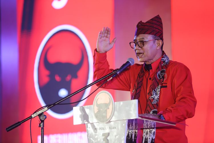 Plh Ketua DPD PDI-P Jawa Timur Budi Sulistyono dalam rapat Konsolidasi Akbar PDI-P Daerah Pemilihan (Dapil) III Jatim di kawasan Tapal Kuda, tepatnya di Gedung Olah Raga (GOR) Tawang Alun, Banyuwangi, Senin (13/3/2023).