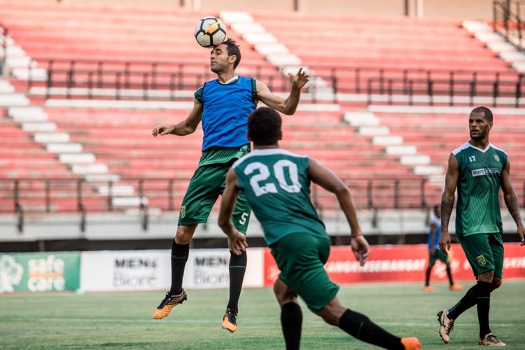 Bek Persebaya Surabaya, Otavio Dutra, dalam sesi latihan di Stadion Gelora Bung Tomo, Surabaya.