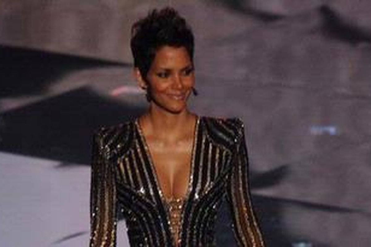 Halle Berry berjalan di panggung Oscar 2013