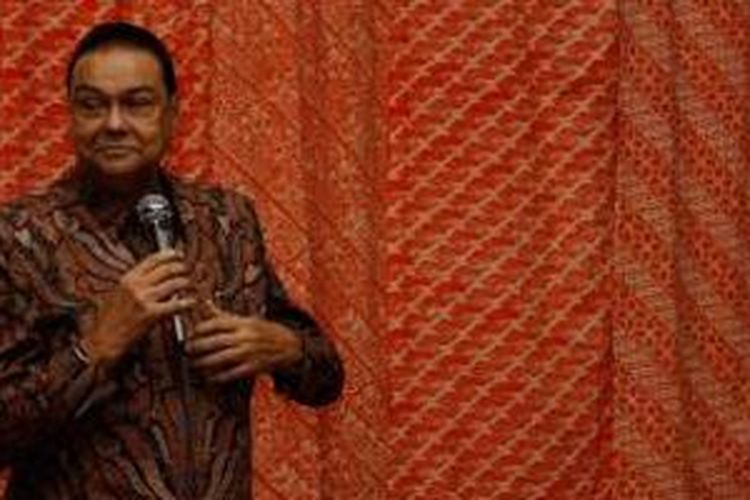 Joop Ave, sebagai Pembina Yayasan Batik Indonesia (YAI) memberikan sambutan dalam pembukaan pameran Batik yang mengambil tema Indahnya Bersama Batik di Plaza Pameran Industri, Jakarta Pusat, Senin (8/9/2008).  