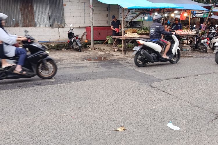 Jalan Rusak di Pasar Baru Kranji Bekasi Diperbaiki, Warga: Coba kalau Gak Viral...