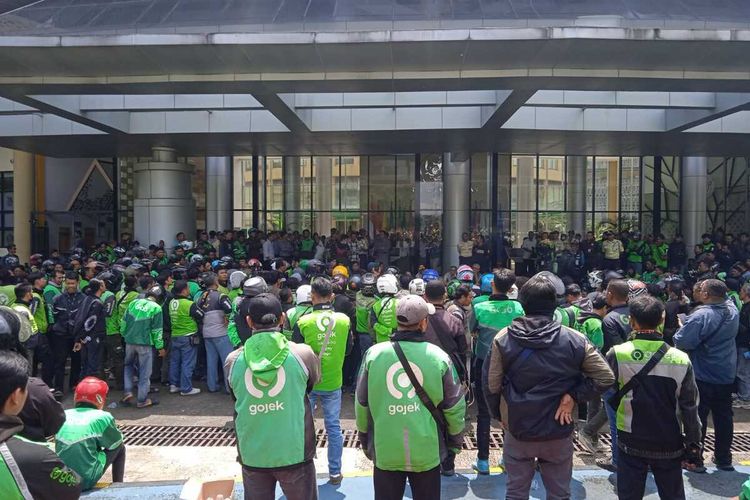 Massa Ojol Demo Rektorat Unpad Jatinangor, Protes Penutupan Gerbang