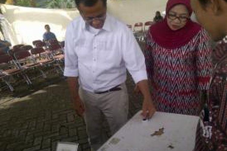 Dahlan Iskan dan Isteri mencoblos di TPS dekat rumahnya di Surabaya.