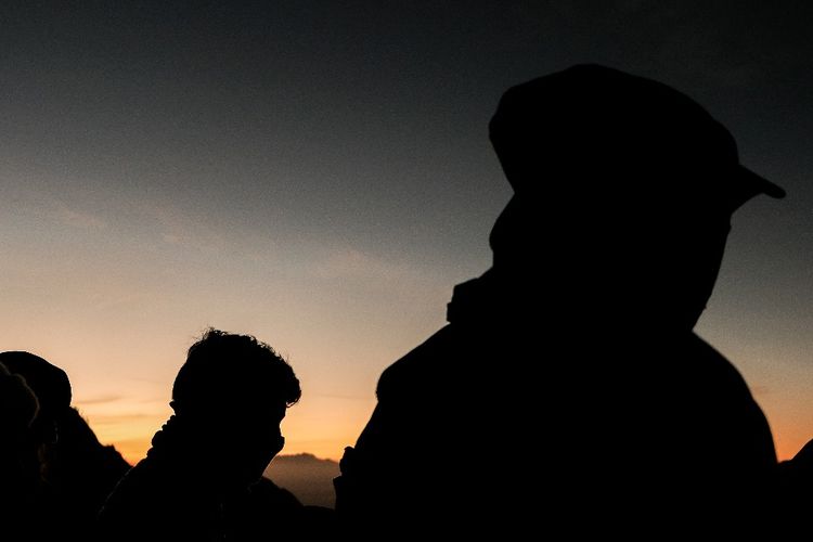 Para wisatawan sedang menikmati sunrise di Gunung Bromo