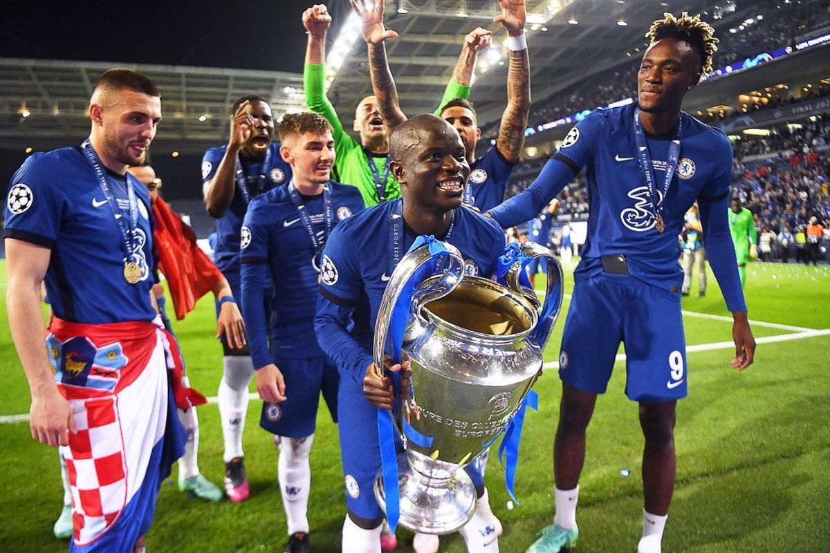 Bintang Chelsea, N'golo Kante, mengangkat trofi Liga Champions usai laga melawan Manchester di Stadion Dragao, Porto, pada Minggu (30/5/2021) dini hari WIB.
