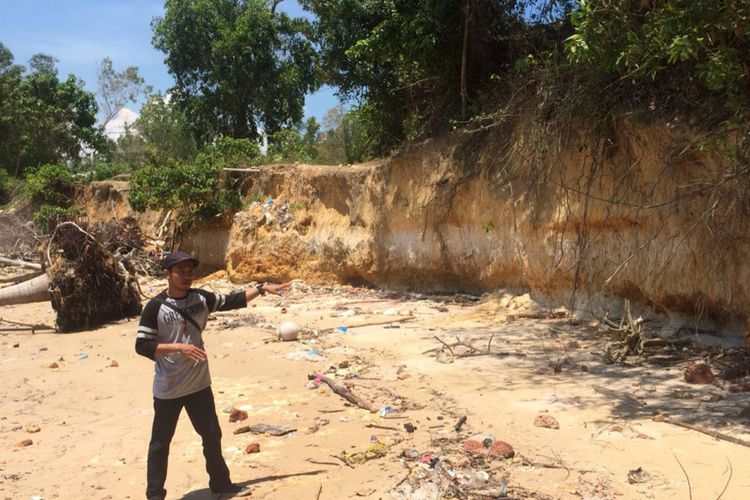 Salah satu rumah warga yang nyaris roboh akibat abrasi yang terjadi di Kampung Monos, Teluk Lekup, Desa Pongkar, Kecamatan Tebing, Kabupaten Karimun, Kepulauan Riau (Kepri). Warga berharap ada bantuan dari pemerintah daerah.