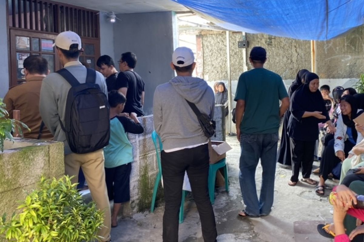 Rumah duka korban kecelakaan bus peziarah di Tol Cipali bernama Yuyun di Jalan Gardu, Ciputat Timur, Tangerang Selatan, diramaikan oleh pelayat pada Senin (4/3/2024).