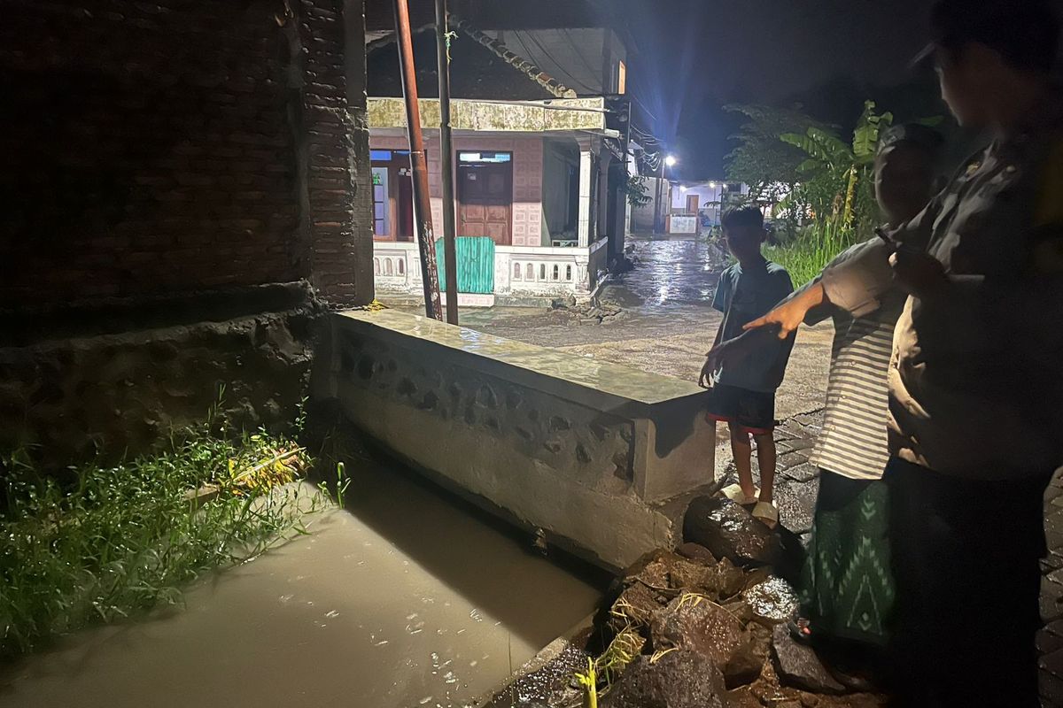 Tempat ditemukannya balita yang meninggal saat bermain di pinggir sungai di Dusun Krajan Desa Tambakrejo, Kecamatan Kraton, Kabupaten Pasuruan, Jawa Timur, Kamis (23/01/2025) 