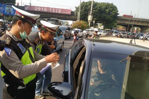 Pelanggar Ganjil Genap Cekcok dengan Petugas