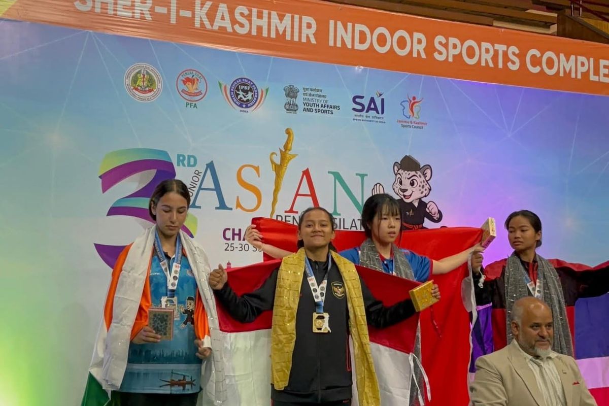 Faradina Hamdi, remaja putri asal Pandaan, Kabupaten Pasuruan, Jawa Timur meraih emas pada Kejuaraan Silat Asia di Kashmir India di akhir bulan September 2025 lalu.
