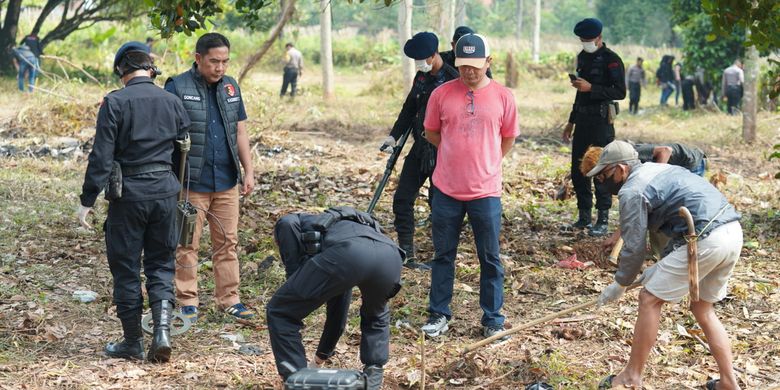 Polda Jabar lakukam penyisiran ulang saat olah TKP pembunuhan ibu dan anak di Subang, Selasa (24/10/2023).