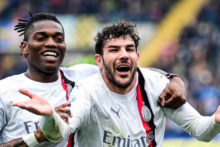 Momen perayaan gol Theo Hernandez (kanan) bersama Rafael Leao dalam laga pekan ke-29 Liga Italia 2023-2024 antara Verona vs Milan di Stadion Marcantonio Bentegodi, 17 Maret 2024. (Photo by Piero CRUCIATTI / AFP)