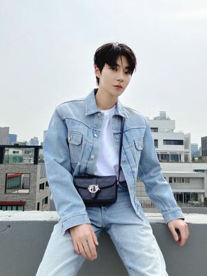 Hwang In Yeop tampil kasual dengan jaket denim biru yang senada dengan celana jeansnya. 