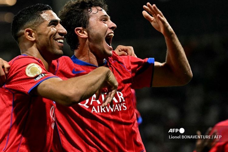 Joao Neves (kanan) merayakan gol dengan Achraf Hakimi dalam pertandingan sepak bola Ligue 1 Liga Perancis antara Toulouse vs PSG (Paris Saint-Germain) di Stadion TFC di Toulouse, barat daya Prancis pada 30 Agustus 2025. (Foto oleh Lionel BONAVENTURE / AFP)