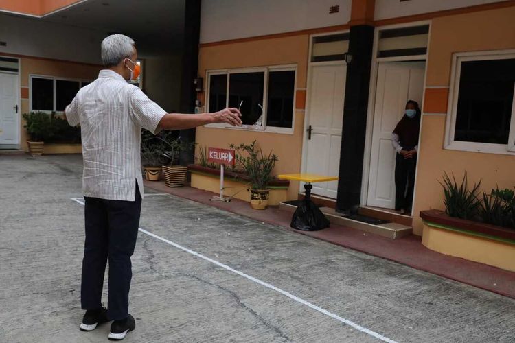 Gubernur Jateng Ganjar Pranowo menyapa pasien Covid-19 yang sedang menjalani isolasi mandiri di Hotel Kencana, Kabupaten Pati, Selasa (15/6/2021).