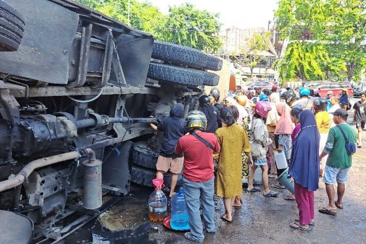 Truk kontainer yang mengangkut 30 ton minyak goreng curah yang mengalami kecelakaan dan menabrak gerbang UNM Makassar, Jalan A P Pettarani, Kota Makassar, Sulsel, Kamis (24/10/2024).