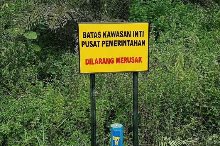 Patok dan papan imbauan yang menandai kawasan inti pusat pemerintahan (KIPP) Ibu Kota Negara Nusantara terpampang di Kecamatan Sepaku, Penajam Paser Utara, Kalimantan Timur, Rabu (16/2/2022).