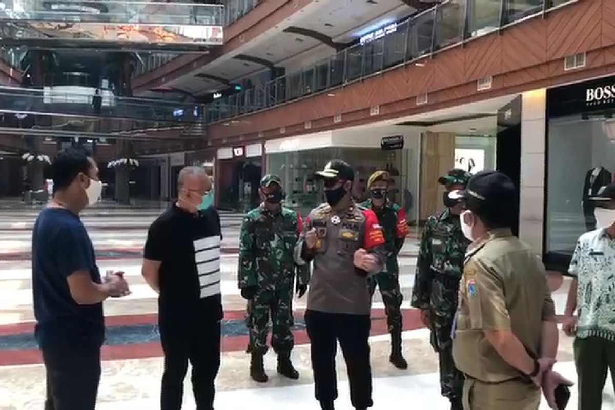 Kapolsek Kebayoran Lama, Kompol Indra Ranudikarta beserta jajaran TNI dan Pemkot Jakarta Selatan memeriksa kesiapan Pondok Indah Mall sebelum buka tanggal 15 Juni mendatang, Kamis (11/6/2020)