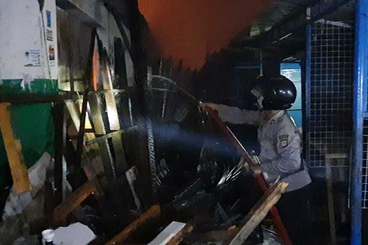 Petugas pemadam kebakaran dan Kepolisian dan TNI masih melakukan proses pendinginan kios yang terbakar di Pasar Ciawi, Kabupaten Tasikmalaya pada Senin (16/8/2021) dini hari.