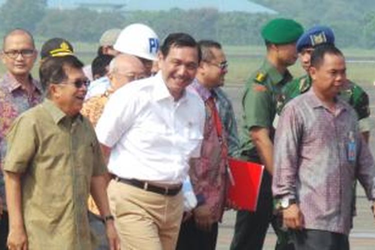 Wapres Jusuf Kalla bersama Kepala Staf Kepresidenan Luhut Binsar Pandjaitan, di Bandara Halim Perdanakusuma, Jakarta, Sabtu (18/4/2015).