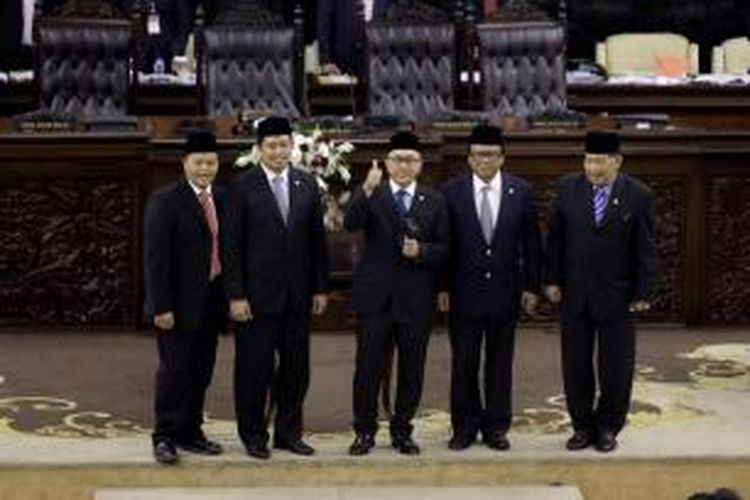 Pimpinan MPR-RI periode jabatan 2014-2019 foto bersama usai pengambilan sumpah Ketua dan Wakil Ketua MPR-RI di Gedung Nusantara, MPR/DPR/DPD-RI, Senayan, Jakarta, Rabu (8/10/2014). Zulkifli Hasan (tengah) terpilih sebagai Ketua MPR.