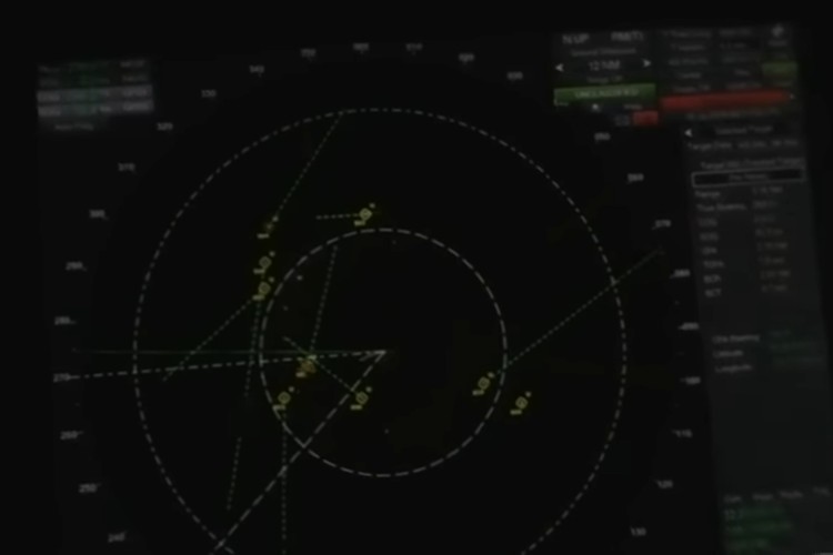 Rekaman radar yang menunjukkan lebih dari selusin benda terbang tak dikenal, bergerak dengan kecepatan tinggi, dan mengerumuni kapal perang Amerika Serikat (AS).
