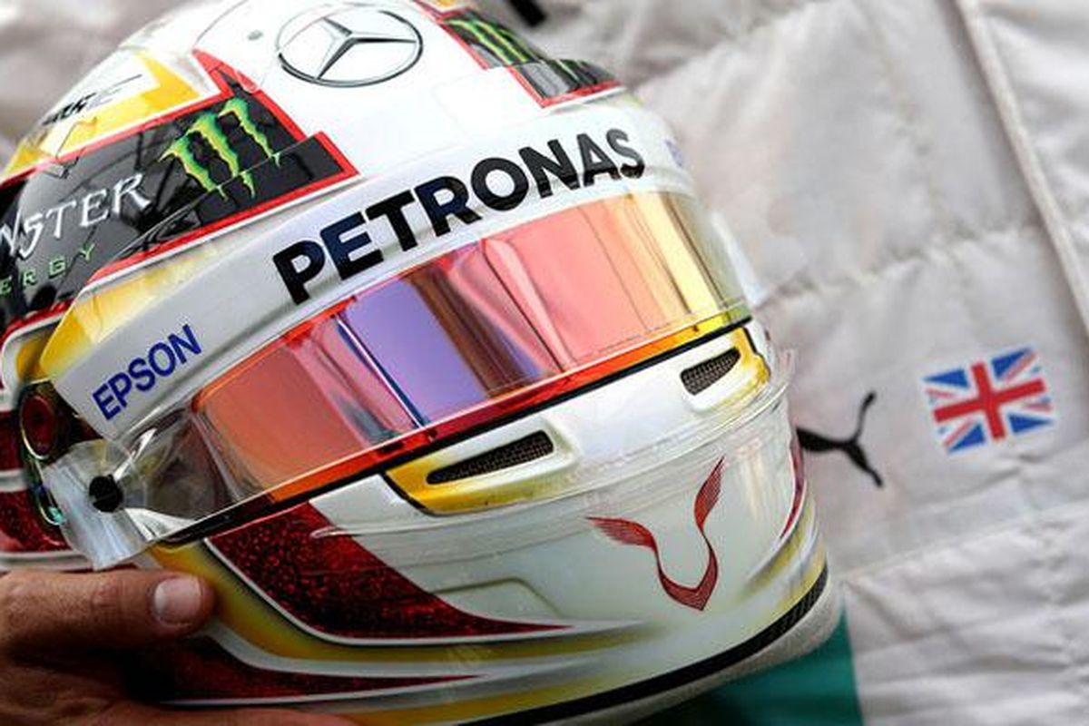 Helm Lewis Hamilton.