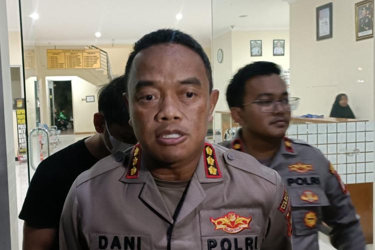 Kapolres Metro Bekasi Kota Kombes Dani Hamdani saat ditemui awak media di Polsek Medan Satria, Kamis (29/6/2023). Pertemuan itu untuk meminta keterangan soal pembunuhan pedagang sate di Pejuang, Medan Satria.