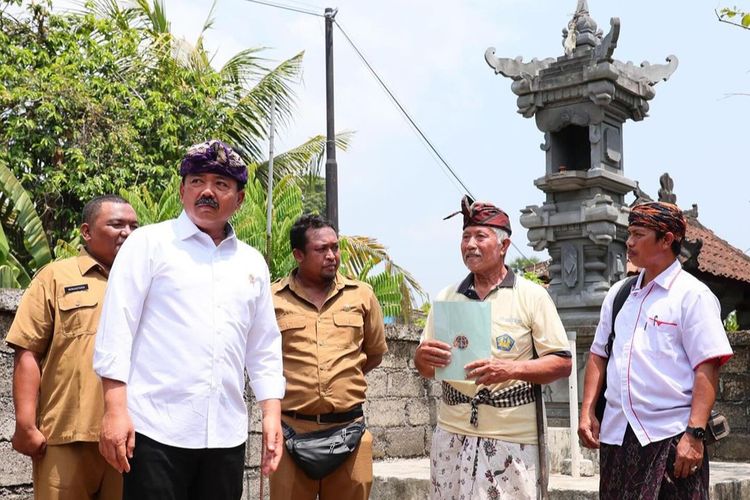 Menteri ATR/Kepala BPN Hadi Tjahjanto saat menyerahkan sertifikat tanah hasil PTSL di Kabupaten Tabanan, pada Senin (06/11/2023).