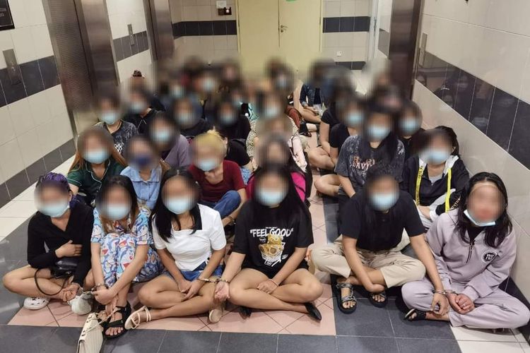 Departemen Imigrasi Malaysia menahan 48 perempuan warga negara asing (WNA) dalam penggerebekan di tiga tempat yang dicurigai sebagai sarang prostitusi di Ibu Kota Kuala Lumpur pada Jumat (5/1/2024). Dari jumlah itu, 32 perempuan di antaranya adalah dari Indonesia.