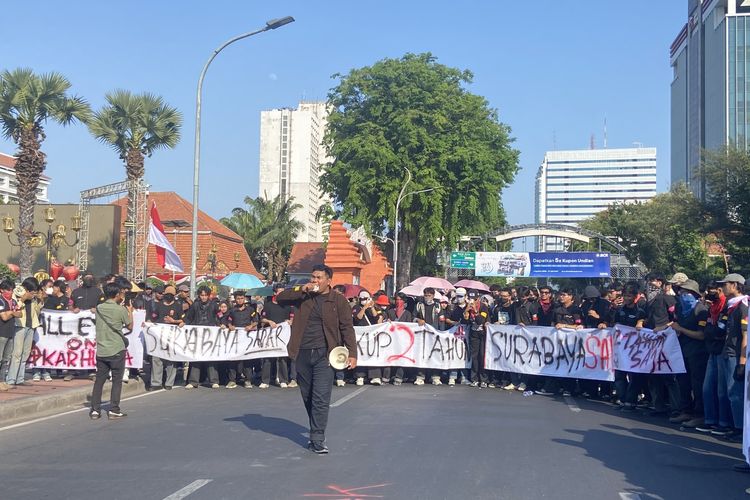 Demo di Grahadi Surabaya, Massa Soroti MBG hingga Penanganan Karhutla