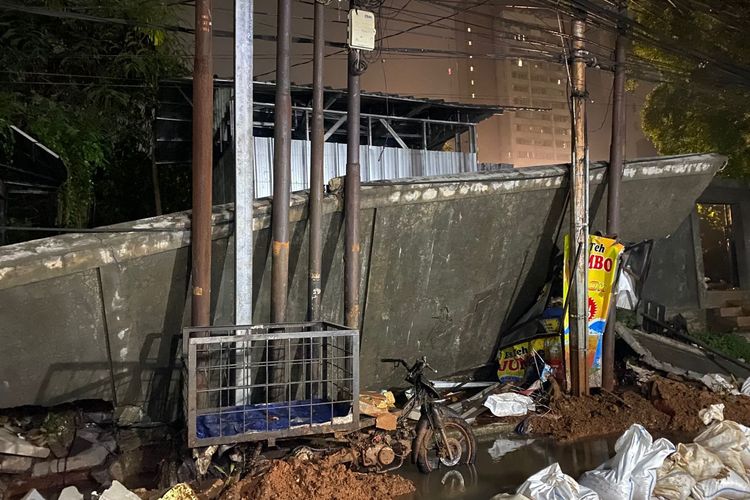 Banjir di Kalibata Sore Ini Disebabkan Luapan Kali yang Jebol Tembok