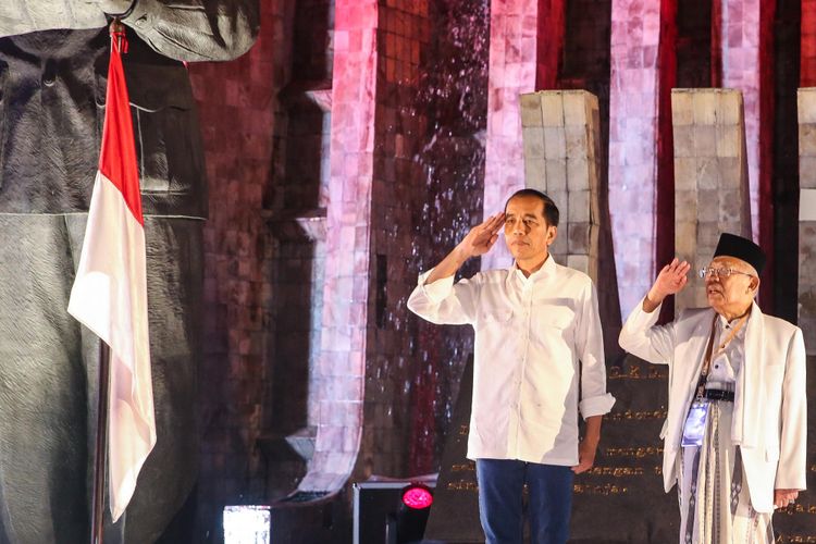 Pasangan capres-cawapres Jokowi-Maruf Amin menemui para relawan dan pendukung di Tugu Proklamasi, Menteng, Jakarta Pusat, Jumat (21/9/2018). Setelah dari Tugu Proklamasi, Jokowi-Maruf Amin akan langsung menuju Kantor KPU untuk mengambil nomor urut sebagai peserta Pemilu Presiden 2019.
