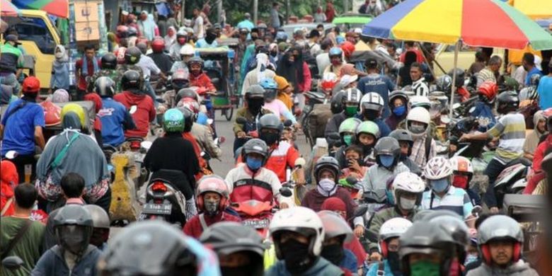 Sejumlah warga dan pengendara motor memadati kawasan Pasar Anyar, Kota Bogor, Jawa Barat, Senin (18/05) 