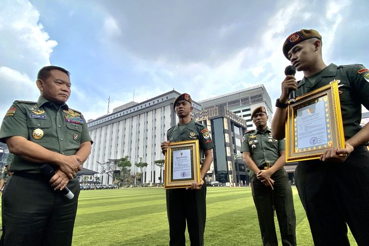 Kepala Staf Angkatan Darat (KSAD) Jenderal Dudung Abdurachman memberikan piagam penghargaan terhadap dua prajurit Batalyon Artileri Pertahanan Udara 10/Agni Buana Cakti, Kodam Jaya, Prada Ardian Sapta Savela dan Prada Junior Noval Ibrahim.
