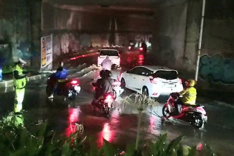 Banjir sempat merendam kolong jalan tol di exit Tol Meruya, Meruya Utara, Kembangan, Jakarta Barat, pada Kamis (13/10/2022).