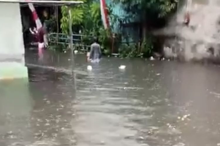 Banjir merendam wilayah di Jalan Bambu Kuning di RT 05 RW 04, Cilandak Timur, Pasar Minggu, Jakarta Selatan pada Kamis (5/8/2021) siang.