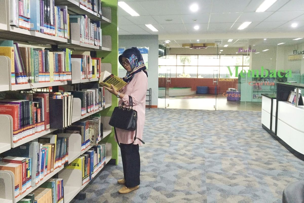 Pengunjung di Perpustakaan Kementerian Pendidikan dan Kebudayaan, Jakarta.