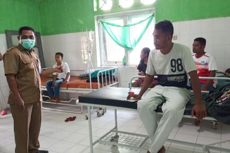 Foto: Kepala Puskesmas Watubaing, Kecamatan Talibura, Kabupaten Sikka, Jumaldi (kiri) sedang memantau para pasien malaria sedang dirawat di salah satu ruangan, Senin (24/10/2022).