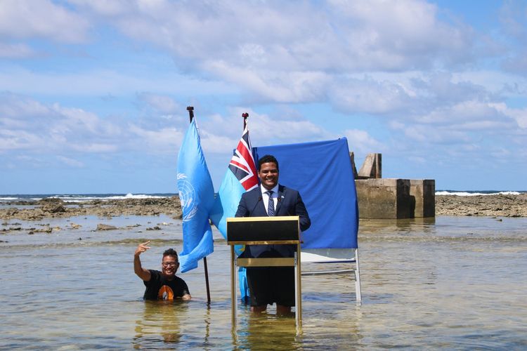 Menteri Tuvalu, Simon Kofe, membuat video pernyataan untuk COP26 di atas laut.