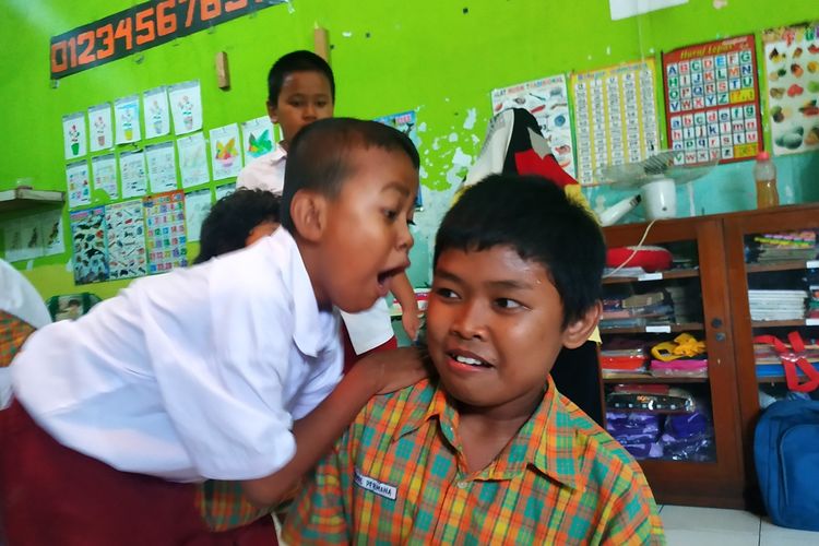Keriangan anak-anak berkebutuhan khusus di SLB Bundaku, Wisma Asri, Telukpucung, Bekasi Utara. Sejak atap sekolah mereka ambruk, mereka terpaksa belajar secara tidak kondusif.