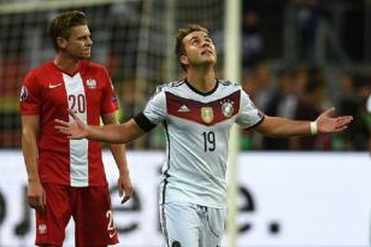 Mario Goetze merayakan golnya saat Jerman berhadapan dengan Polandia, Jumat *4/9/2015). 