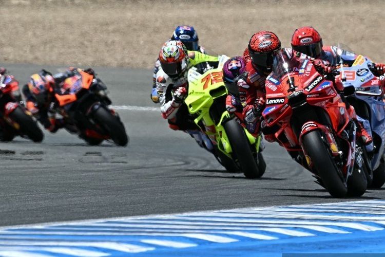 Pebalap Ducati Italia Francesco Bagnaia dan pebalap Marc Marquez pada balapan Grand Prix MotoGP Spanyol di arena Jerez di Jerez de la Frontera pada Minggu 28 April 2024.
