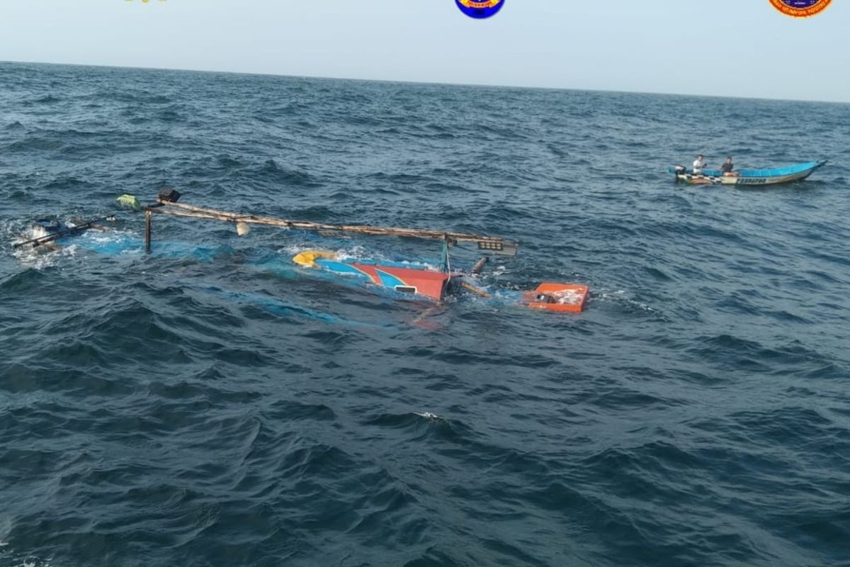 Kapal nelayan yang tenggelam di sekitar Tebing Turi, Girisubo, Gunungkidul. Jumat (10/5/2024)